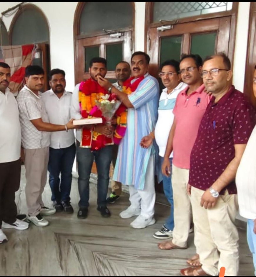 नवनिर्वाचित ग्राम प्रधान आशीष यादव का पूर्व विधायक ने किया स्वागत