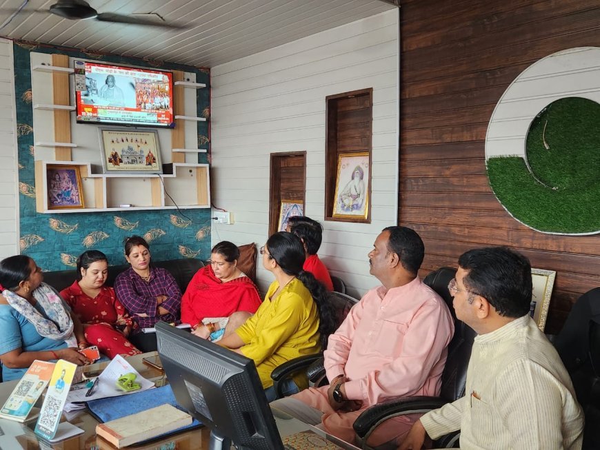 विधायक शिव अरोरा ने बूथ न. 143 बिगवाड़ा मे प्रधानमंत्री नरेंद्र मोदी के मन बात कार्यक्रम के 125वे संस्मरण को कार्यकताओ संग सुना*