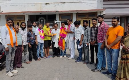 छात्र संघ के नवनिर्वाचित अध्यक्ष रजत सिंह बिष्ट ने  पूर्व विधायक राजकुमार ठुकराल से भेंट कर उनका आशीर्वाद लिया।