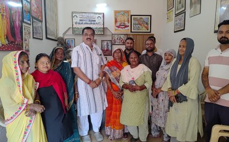 रम्पुरा क्षेत्र में जारी राजनीतिक हलचल के बीच कोली समाज की दर्जनों महिलाओं ने पूर्व विधायक राजकुमार ठुकराल के कार्यालय पहुंचकर उन्हें अपना समर्थन और आशीर्वाद प्रदान किया।*