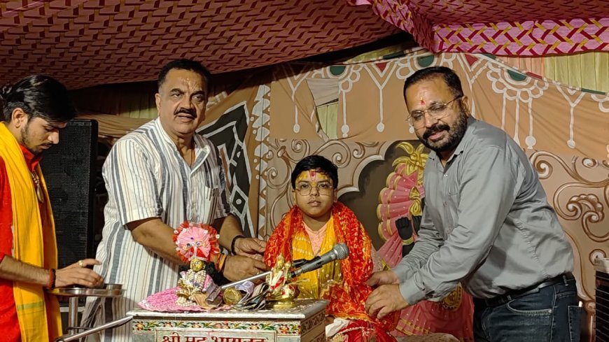 शास्त्री नगर गड्ढा कालोनी में आयोजित श्रीमद भागत कथा में पहुंचकर पूर्व विधायक राजकुमार ठुकराल ने कथा श्रवण किया और कथा वाचक 15 वर्षीय बाल व्यास कृष्णा शरण महाराज को सम्मानित