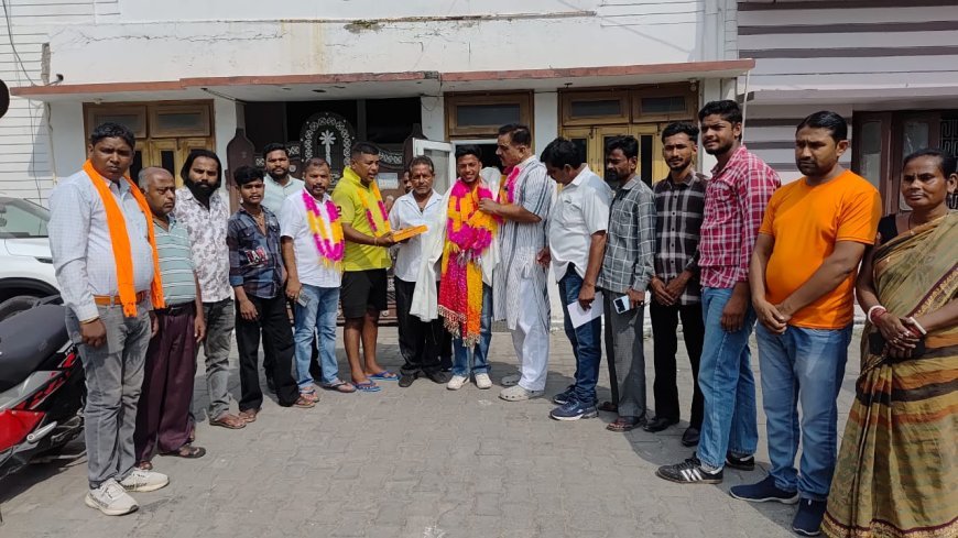 छात्र संघ के नवनिर्वाचित अध्यक्ष रजत सिंह बिष्ट ने  पूर्व विधायक राजकुमार ठुकराल से भेंट कर उनका आशीर्वाद लिया।