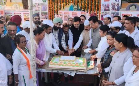 उत्तराखंड राज्य स्थापना दिवस रजत जयंती पर कांग्रेस मुख्यालय में ध्वजारोहण के साथ कटा २५ पौंड का केक