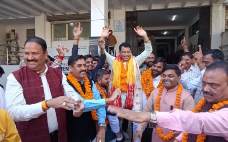 बिहार में प्रचंड विजय पर विधायक शिव अरोरा ने अपने कार्यालय पर कार्यकर्त्ताओ संग मनाया जीत का जश्न*