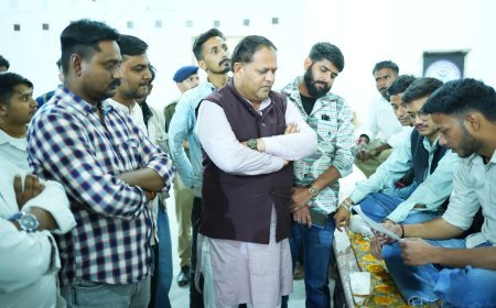 महापौर के आश्वासन पर छात्रों का धरना समाप्त