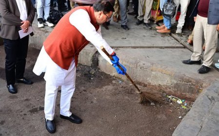 मुख्यमंत्री धामी स्वयं सड़क पर उतरे — हाथ में झाड़ू, दिल में जनसेवा*