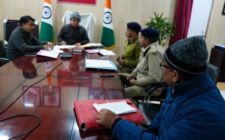 दो से अधिक शस्त्र रखने वाले शस्त्रधारकों के शस्त्र जमा कराये जाने के दिये निर्देश-जिलाधिकारी*