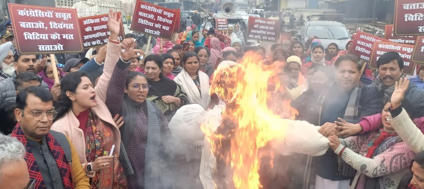 अंकिता हत्याकांड पर भाजपा महिला मोर्चा ने कांग्रेसी सबूत बताओ आक्रोश रैली का रुद्रपुर में किया आयोजन, विशाल प्रदर्शन कर कांग्रेस पार्टी का पुतला जलाकर दर्ज कराया विरोध*