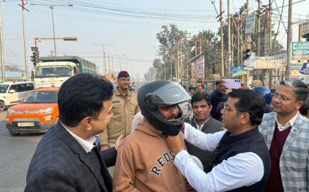 एआरटीओ परिवाहन विभाग द्वारा चलाये गए दुपहिया वाहन चालक जगरूकता अभियान मे विधायक शिव अरोरा ने राहगीरों को पहनाये हेलमेट! सड़क दुर्घटना से बचने के लिये हेलमेट  लगाने को बताया अनिवार्य*