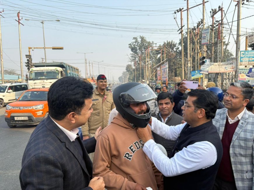 एआरटीओ परिवाहन विभाग द्वारा चलाये गए दुपहिया वाहन चालक जगरूकता अभियान मे विधायक शिव अरोरा ने राहगीरों को पहनाये हेलमेट! सड़क दुर्घटना से बचने के लिये हेलमेट  लगाने को बताया अनिवार्य*
