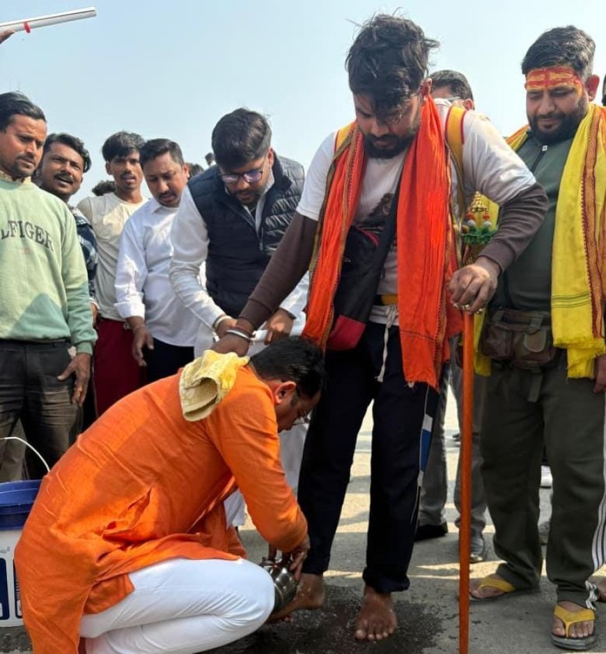 *विधायक शिव अरोरा ने हरिद्वार से पवित्र जल लेकर आये कावरियो के चरण धोकर किया स्वागत* *विधायक बोले कावरियो की सेवा करना मेरा लिये विशेष सौभग्य की बात*