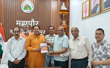 महामना मालवीय चौक निर्माण की मांग को लेकर महापौर को सौंपा ज्ञापन