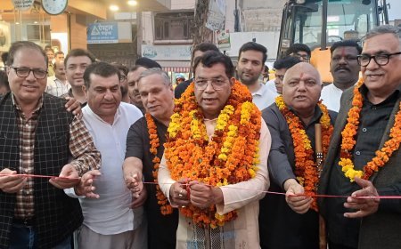 विधायक शिव अरोरा ने भगत सिंह चौक से डॉ डोगरा क्लिनिक को जाने वाले हॉटमिक्स मार्ग का फीता काटकर किया शिलान्यास! 20 बाद बदलेगी इस मार्ग की सूरत*