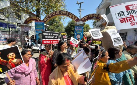 नारी शक्ति वंदन अधिनियम का विरोध करने वाले विपक्ष के खिलाफ डीएवी कॉलेज चौक पर महिलाओं का विरोध प्रदर्शन