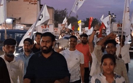 सोनम वांगचुक को जबरदस्ती उठाने पर भड़के स्टूडेंट्स:SFI ने गृह मंत्री का पुतला जलाया, बोले-स्टूडेंट्स के साथ भी कर रहे बदसलूकी
