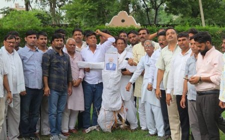 पेपर लीक के विरोध में कांग्रेस का प्रदर्शन:पावटा में पुतला फूंका, प्रधानमंत्री और शिक्षा मंत्री के इस्तीफे की मांग की