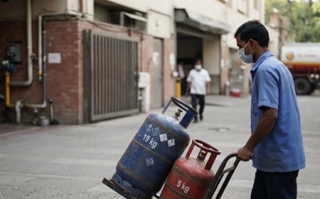 LPG Cylinder Price Update: Delhi-Kolkata में ₹200 से ज्यादा की कटौती, OMCs ने दी कारोबारियों को बड़ी सौगात