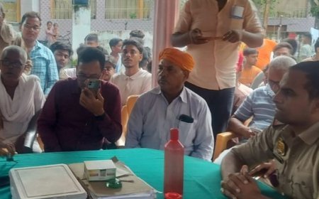 बलिया में छात्रा से छेड़खानी पर सिपाही सस्पेंड:कोचिंग से लौटते समय किया पीछा, ग्रामीणों के दौड़ाने पर बाइक छोड़कर भागा