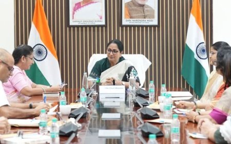 महिलाओं की शिकायतों के लिए ग्रिवांस सेल बनाएगी दिल्ली सरकार:सीएम ने महिला आयोग की बैठक में पॉस्को जागरूकता अभियान तेज करने के निर्देश